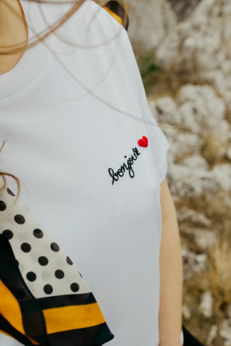teeshirt brode main a Paris mot Bonjour